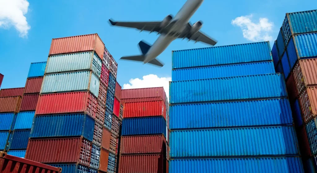 Why is it necessary to keep everyone informed in the supply chain