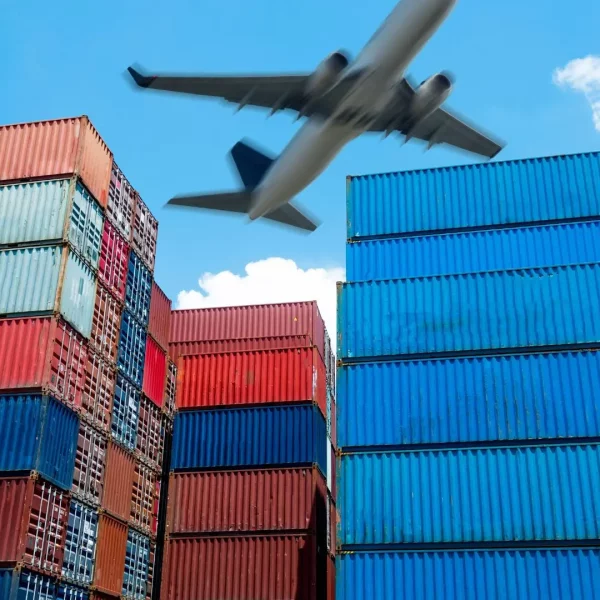 Why is it necessary to keep everyone informed in the supply chain